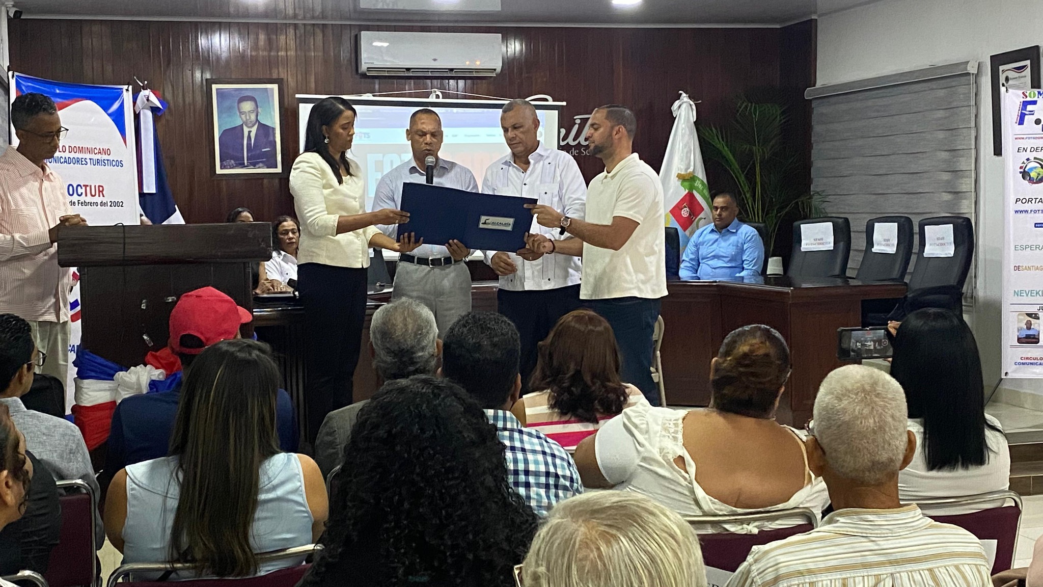 Ayuntamiento de Esperanza reconoce 35 años trayectoria educativa  y comunicacional de Franklin Onésimo Tavárez Sánchez